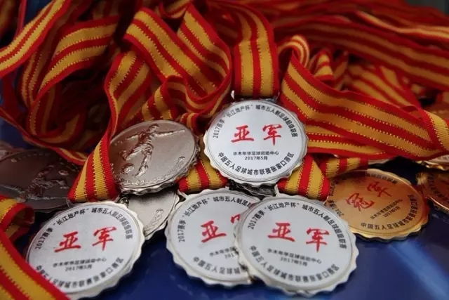 郑钦文参与武汉网球赛面临挑战，众多选手参赛，纳达尔首位表演赛嘉宾确认